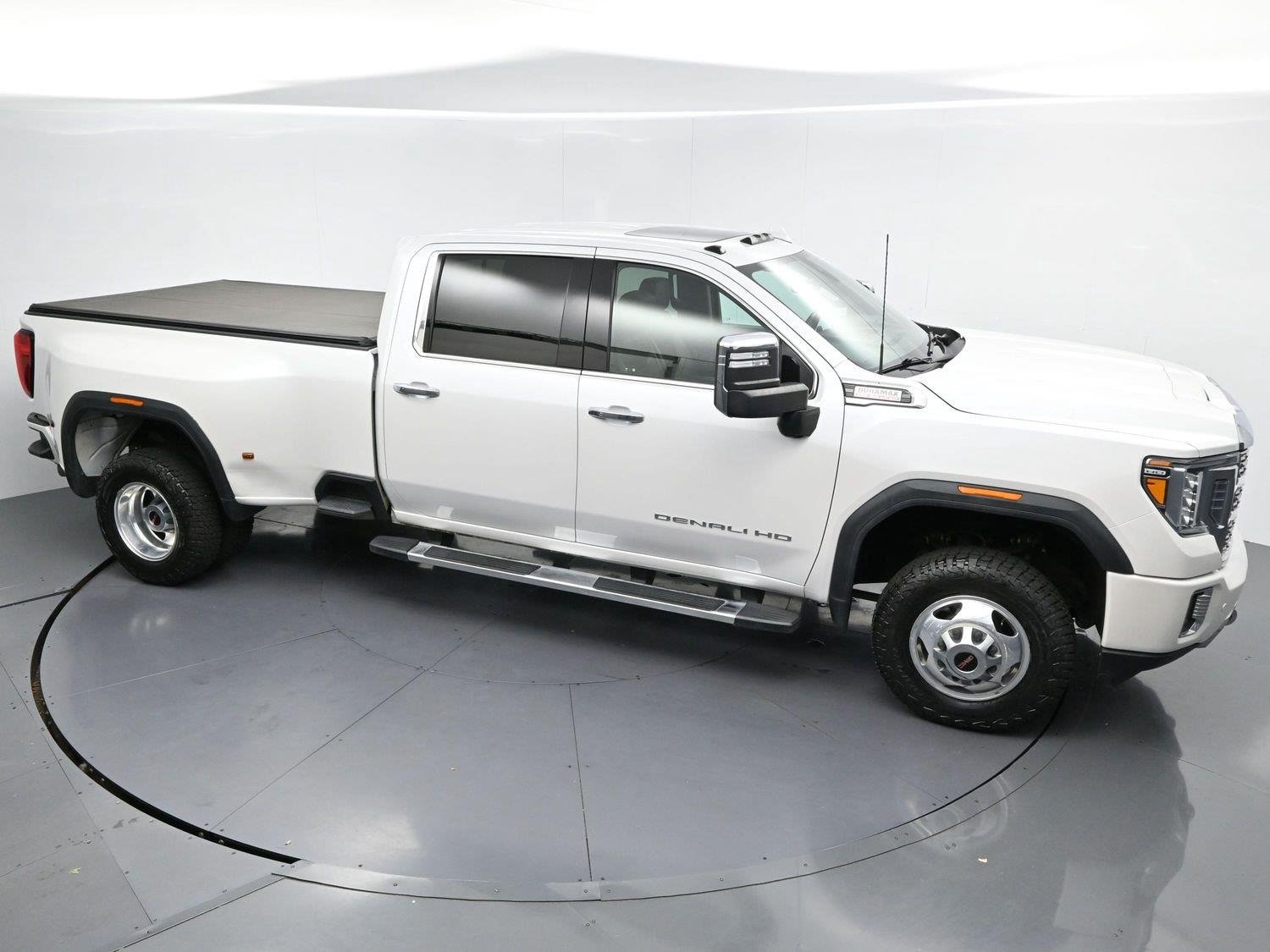Used 2022 White Frost Tricoat GMC Denali image 40