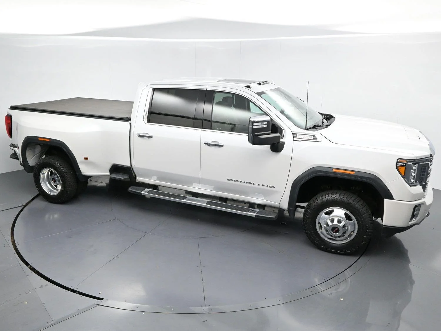 Used 2022 White Frost Tricoat GMC Denali image 40