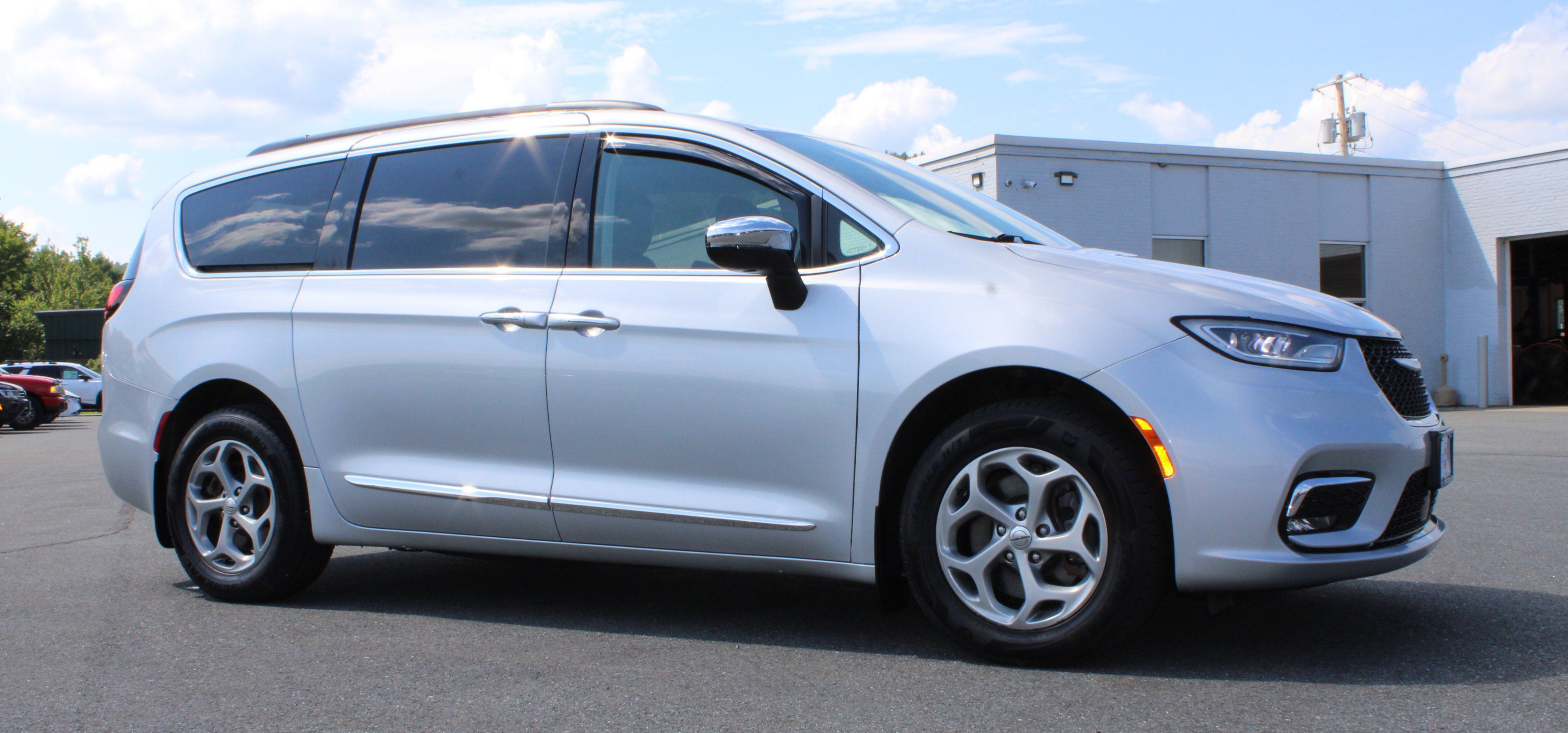 Used 2023 Silver Mist Clearcoat Chrysler Limited image 5