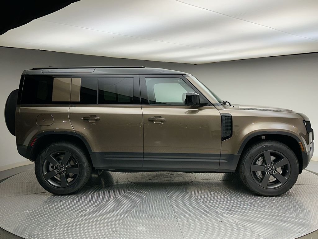 Used 2025 Gondwana Stone Metallic Land Rover S image 4