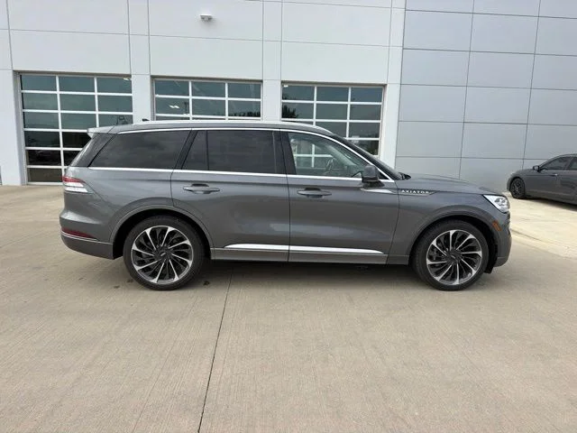 Used 2021 Gray Lincoln Reserve image 3
