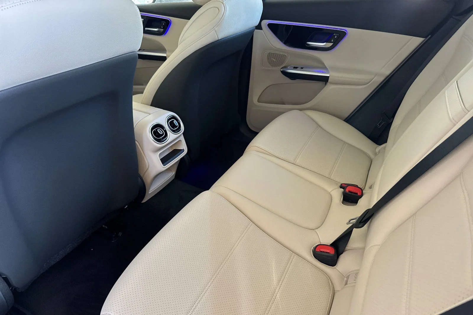 New 2027 Polar White Mercedes-Benz GLC 300 image 9