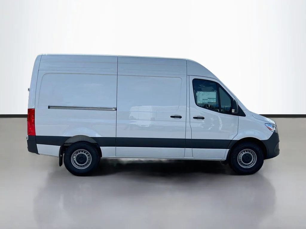 New 2025  Mercedes-Benz Cargo 144 WB image 2