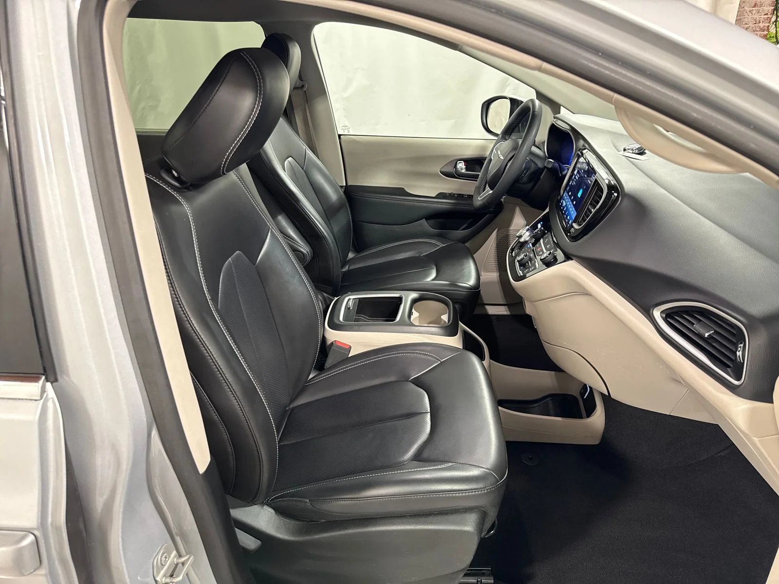 Used 2023 Silver Mist Clearcoat Chrysler Touring L image 29
