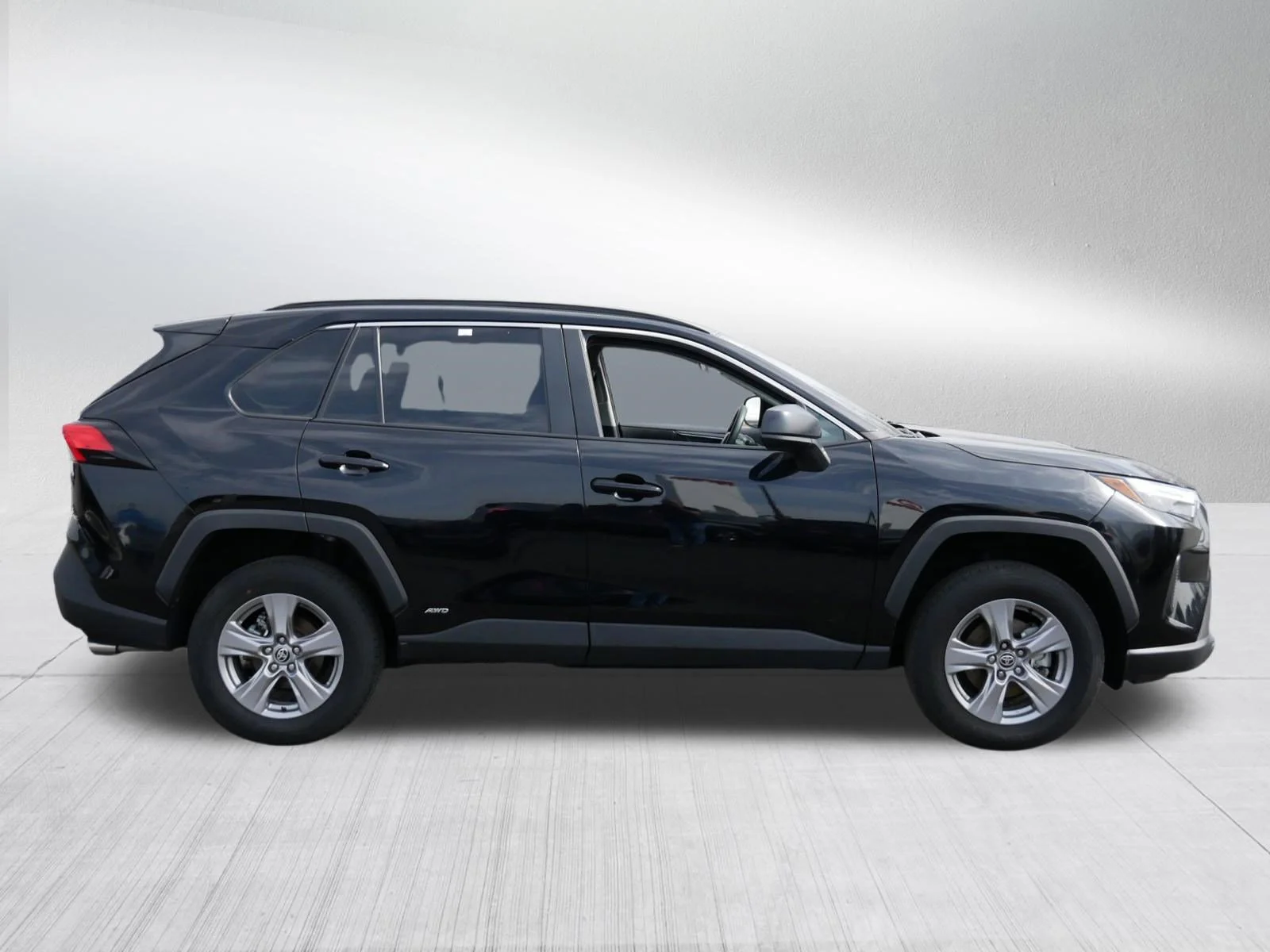 2025 Toyota RAV4 LE - Photo 8