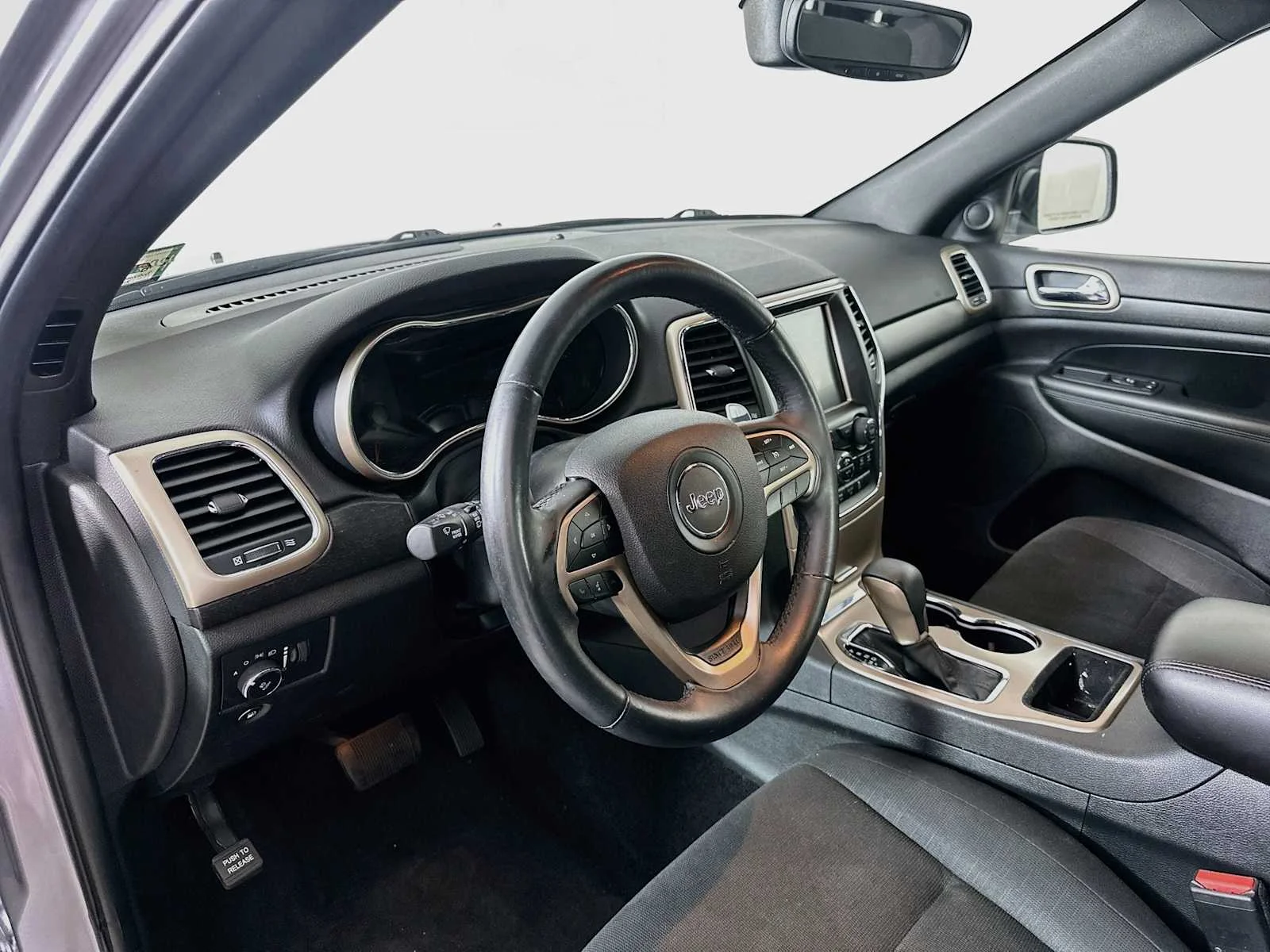 Used 2017 Billet Silver Metallic Clearcoat Jeep Laredo image 7