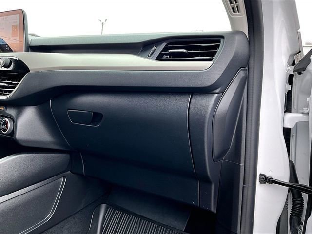 Used 2022 Oxford White Ford SE image 13