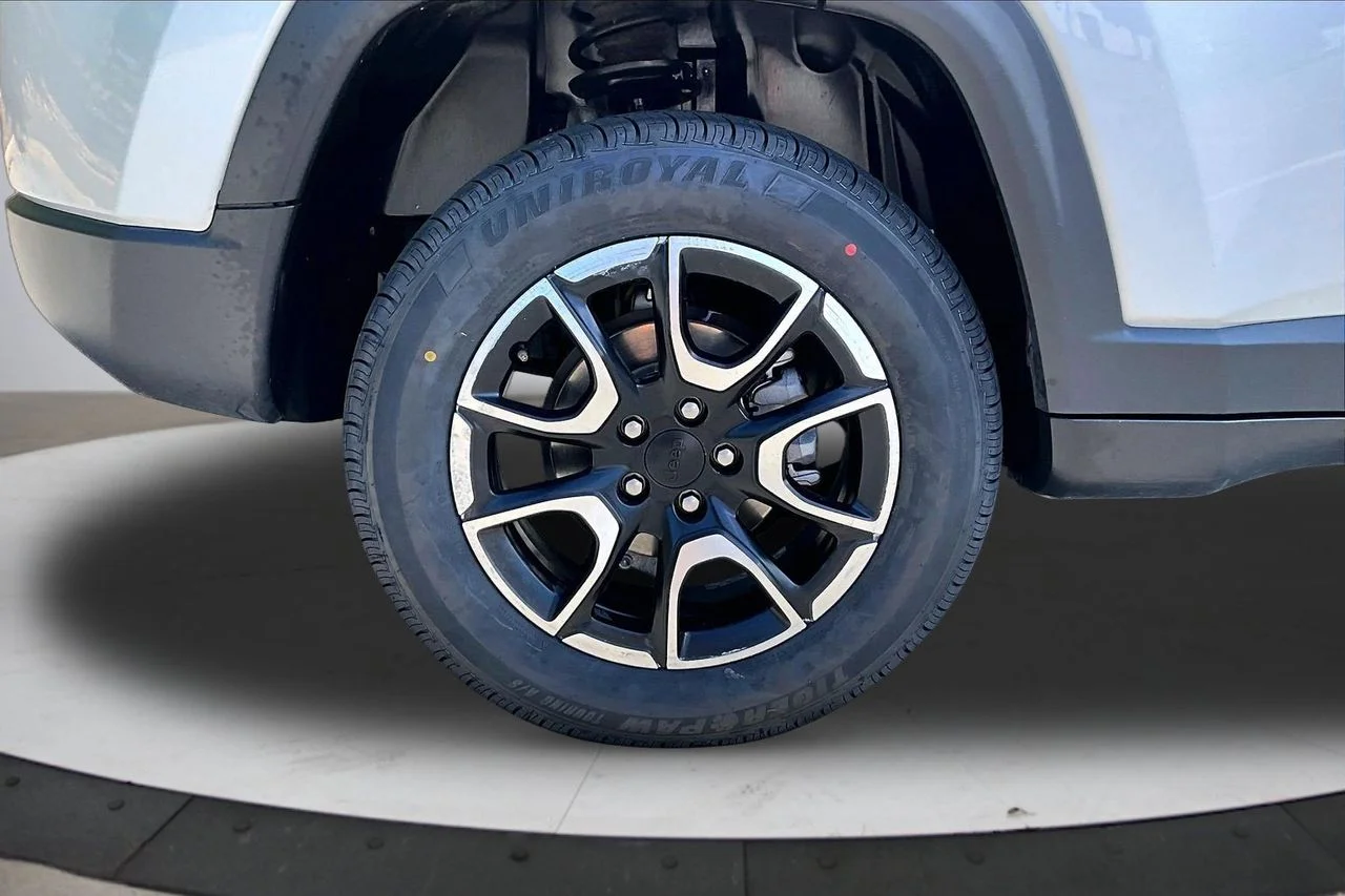 Used 2024 Silver Jeep Trailhawk image 32