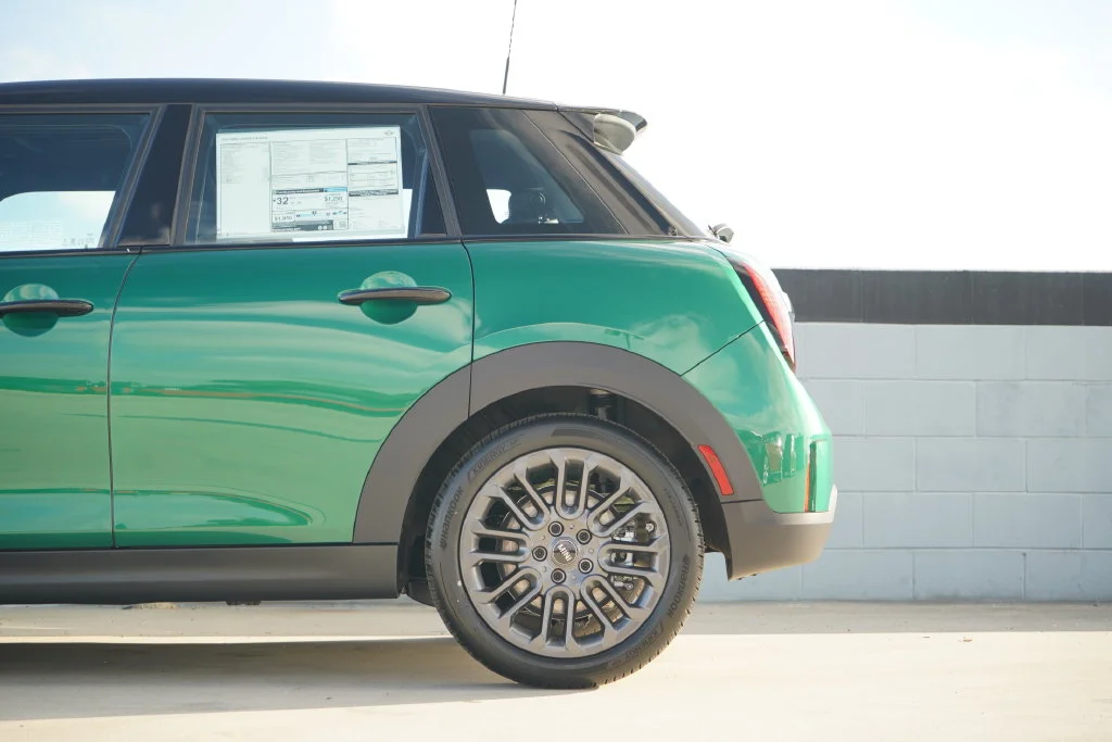 New 2026 Green MINI Signature Plus image 4