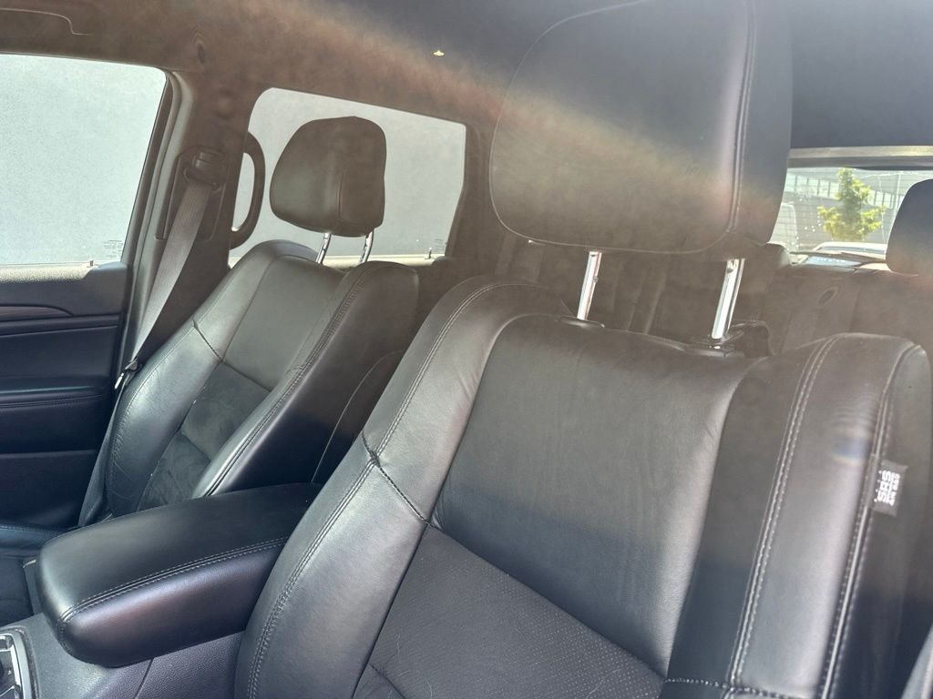 Used 2020 White Jeep Laredo image 16
