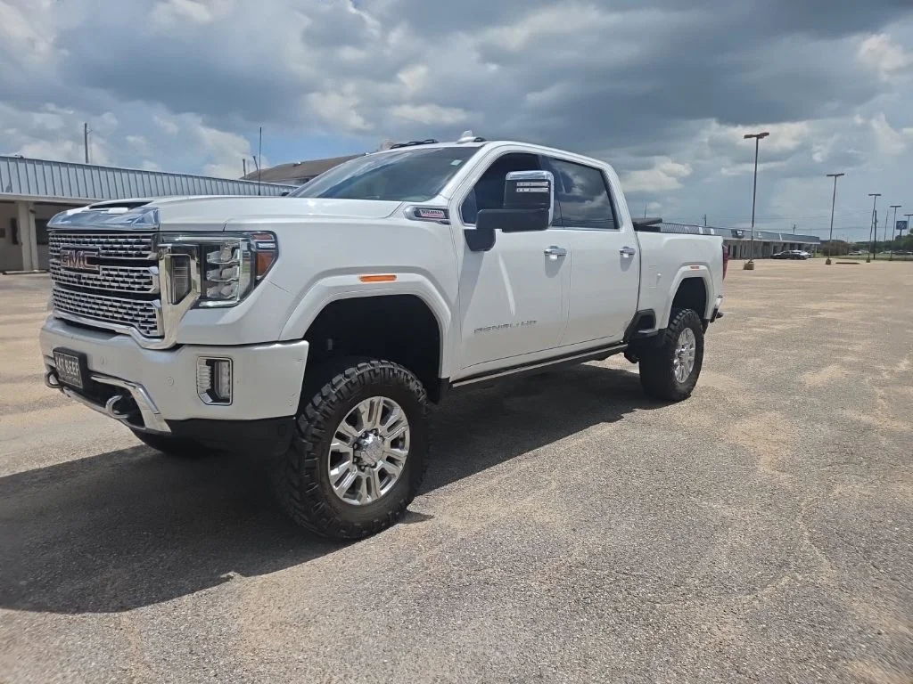 Used 2022 White GMC Denali image 4