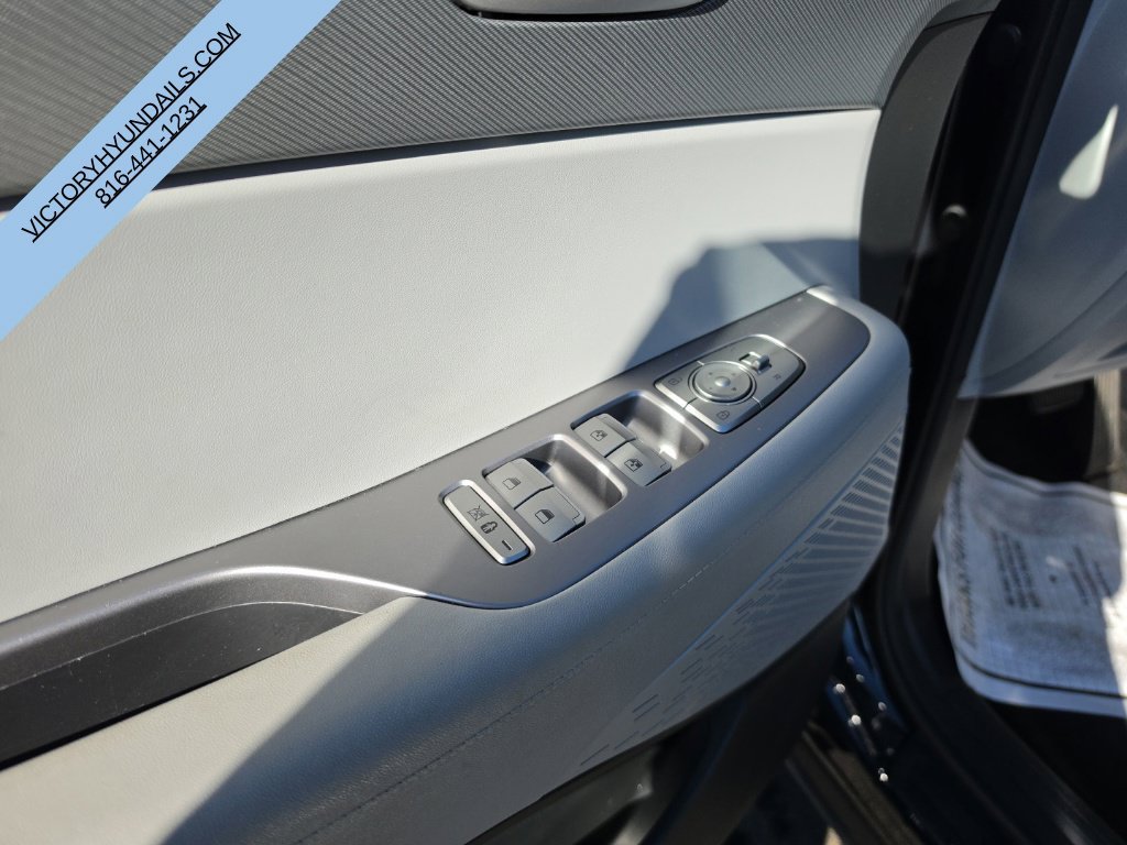 Used 2025 White Hyundai SEL image 15