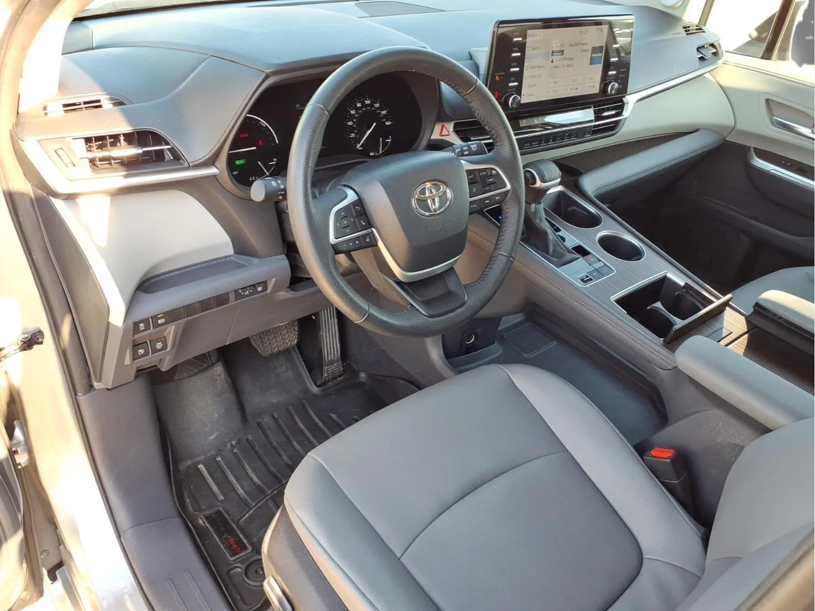 Used 2023 Celestial Silver Metallic Toyota XLE 7-Passenger image 16