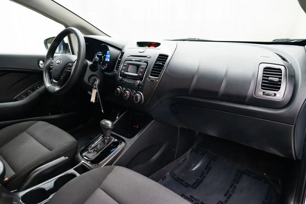 Used 2017 White Kia LX image 25