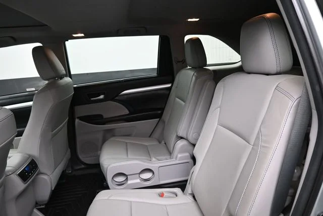 Used 2017 Silver Toyota XLE image 16