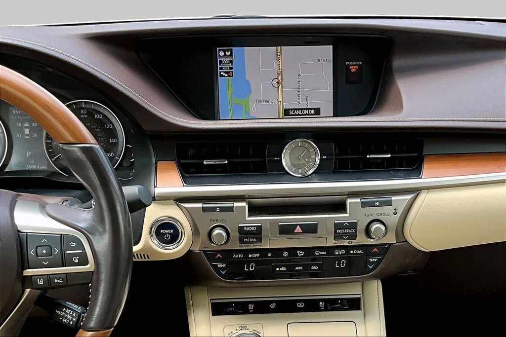 Used 2018 White Lexus 300h image 6