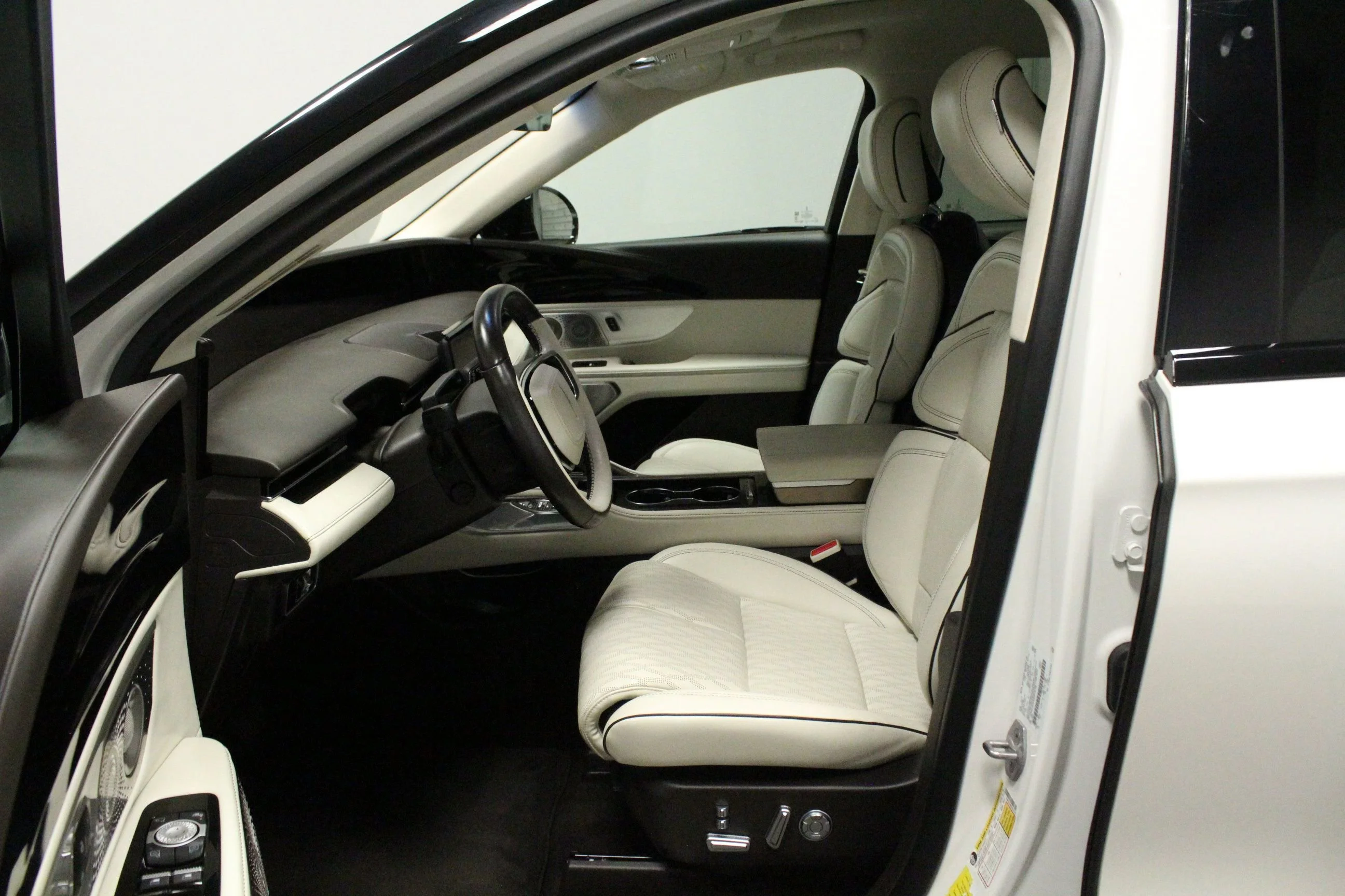 Used 2024 White Platinum Clearcoat Metallic Lincoln Black Label image 18