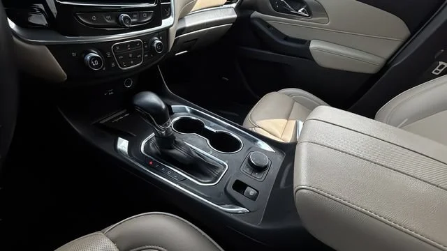 Used 2022 IRIDESCENT PEARL TRICOAT Chevrolet Premier image 14