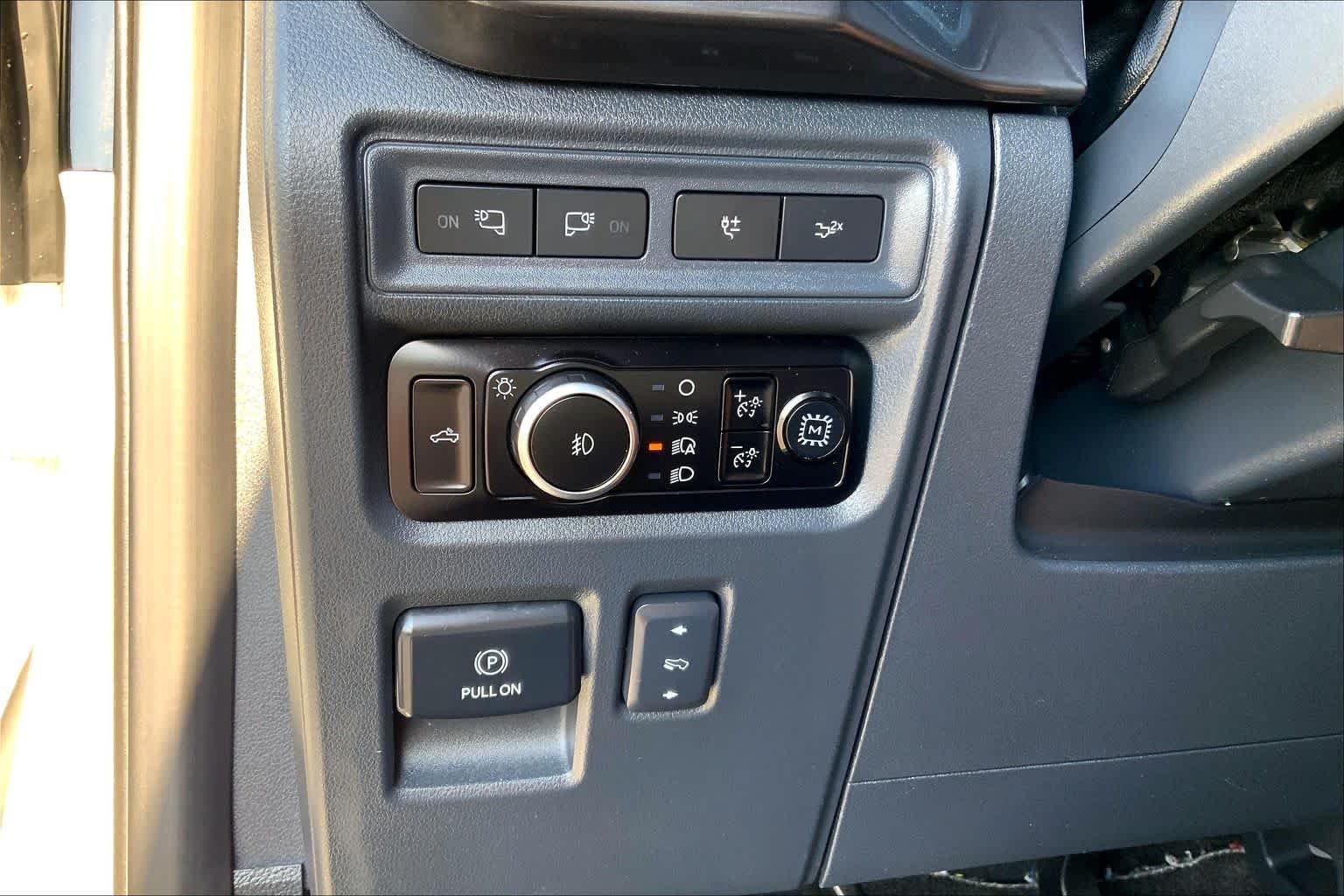 Used 2023 Oxford White Ford XLT image 30