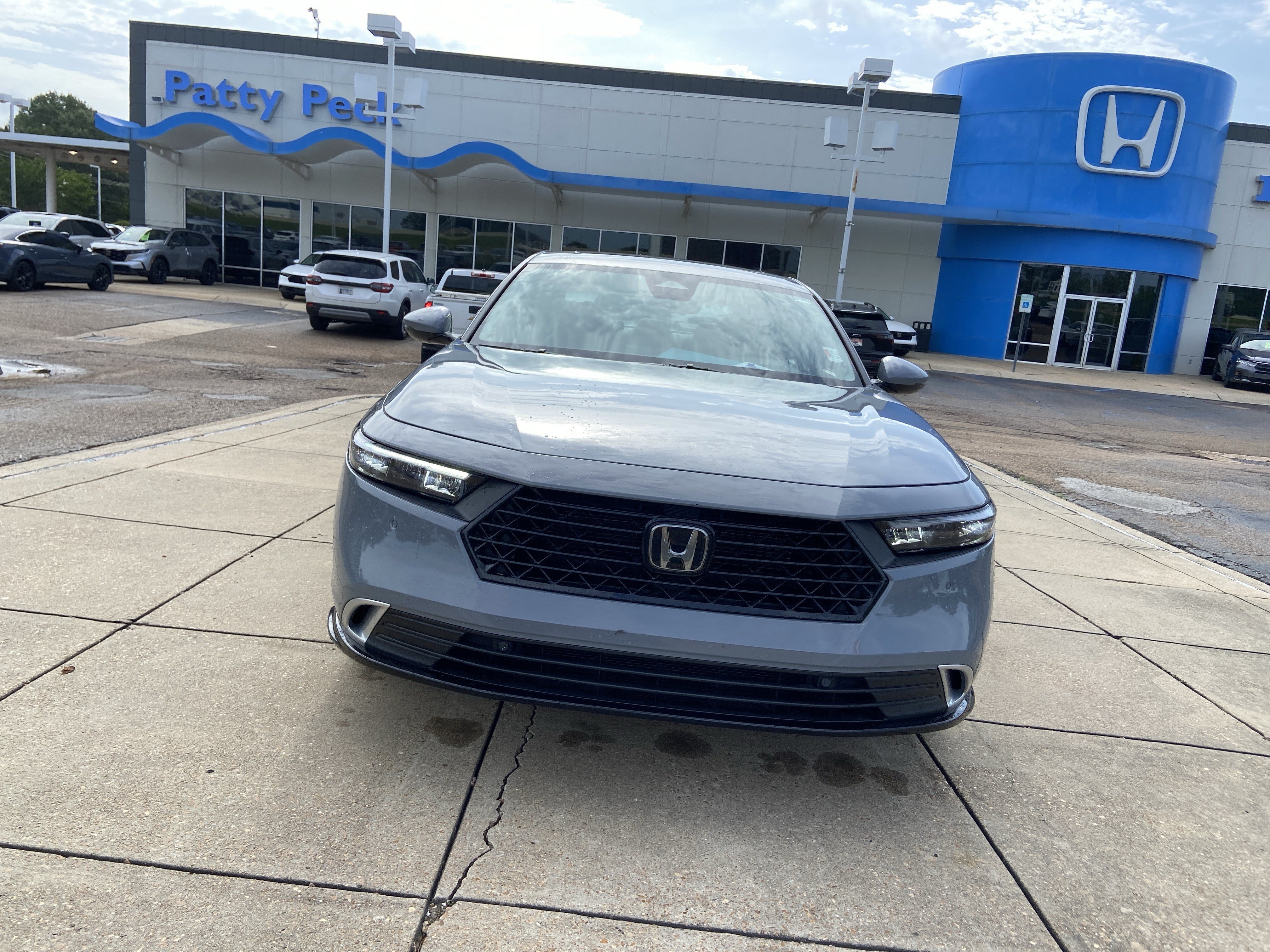 Used 2023 Urban Gray Pearl Honda Touring image 3