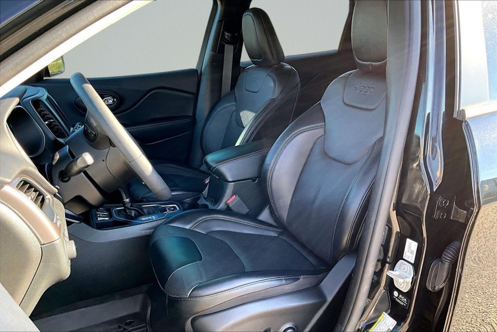 Used 2022 Black Jeep Latitude Lux image 23