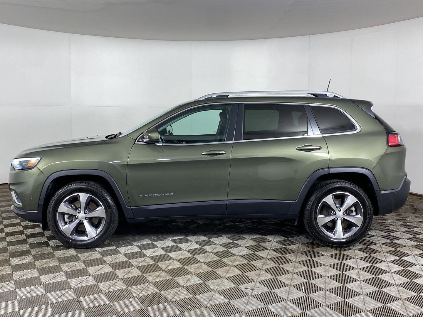 Used 2021 Olive Green Pearlcoat Jeep Limited image 3