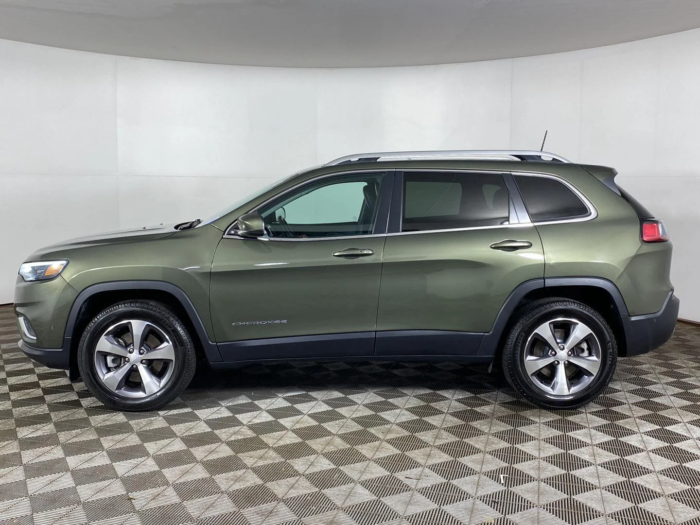 Used 2021 Olive Green Pearlcoat Jeep Limited image 3