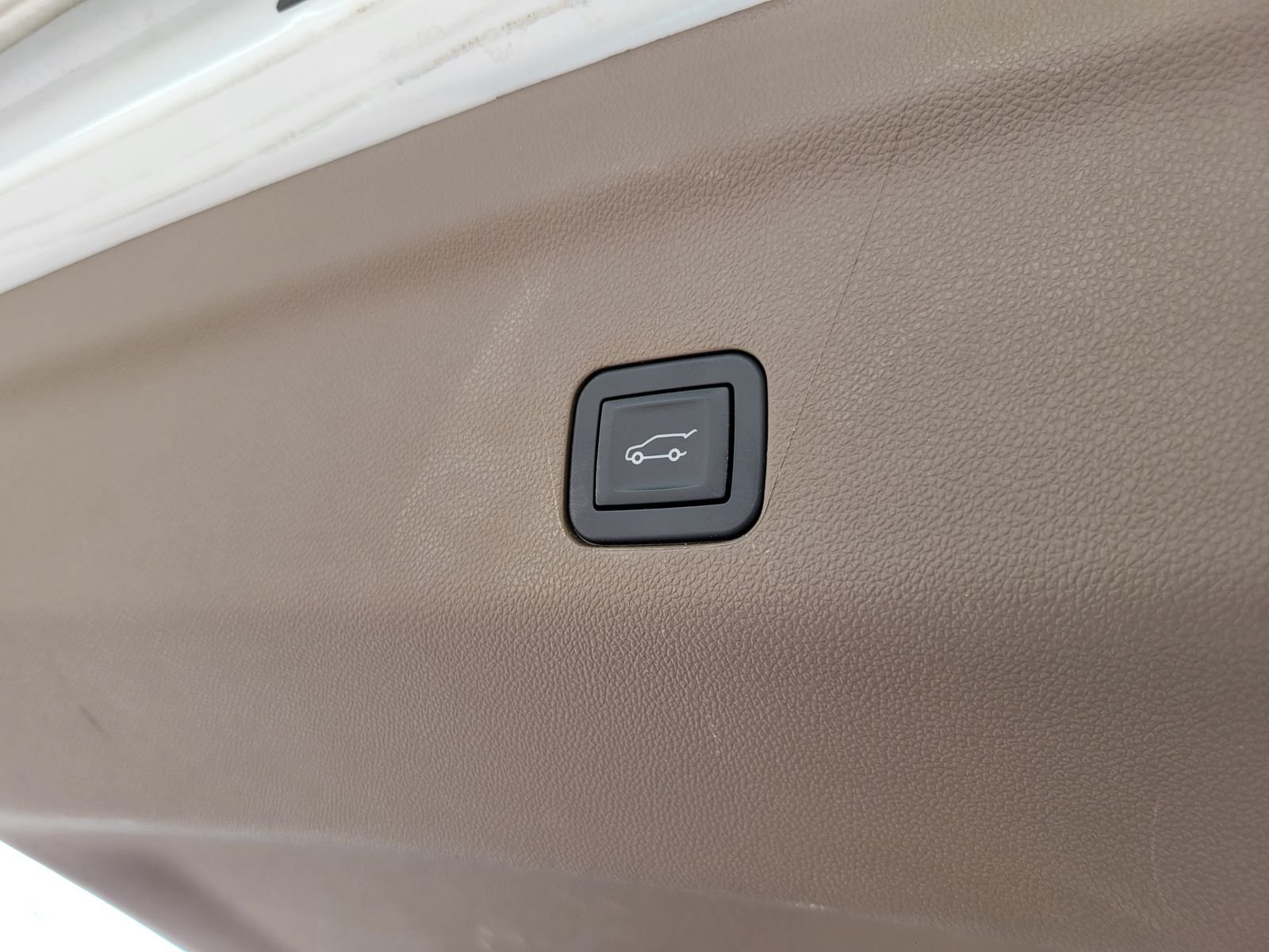 Used 2024 White GMC Denali image 32