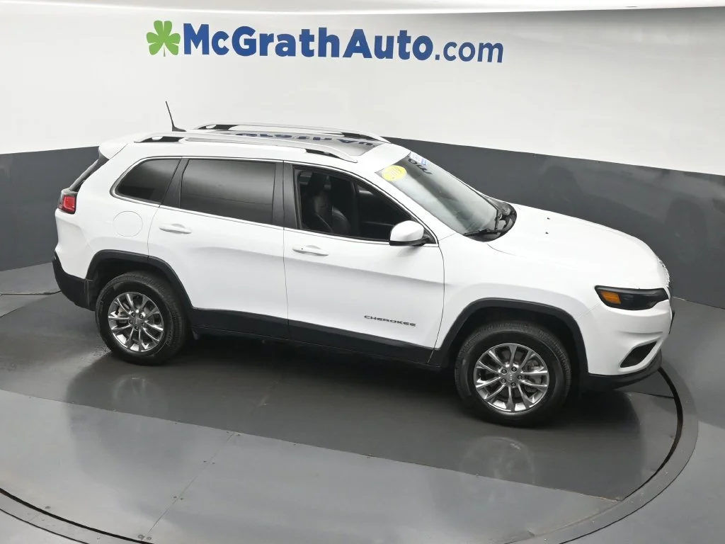 Used 2019 White Jeep Latitude Plus image 3