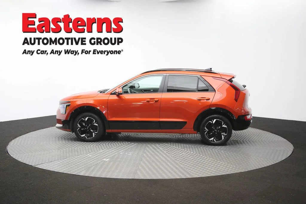 Used 2023 Red Kia Wind image 59