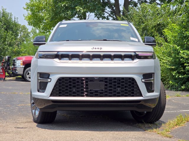 New 2026 Silver-Zynith Exterior Paint Jeep Summit Reserve image 3