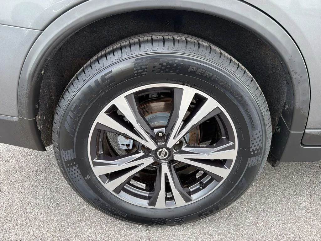 Used 2018 Gray Nissan SL image 12