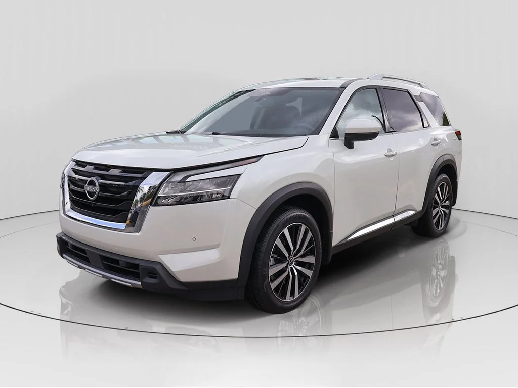Used 2024 White Nissan Platinum image 3