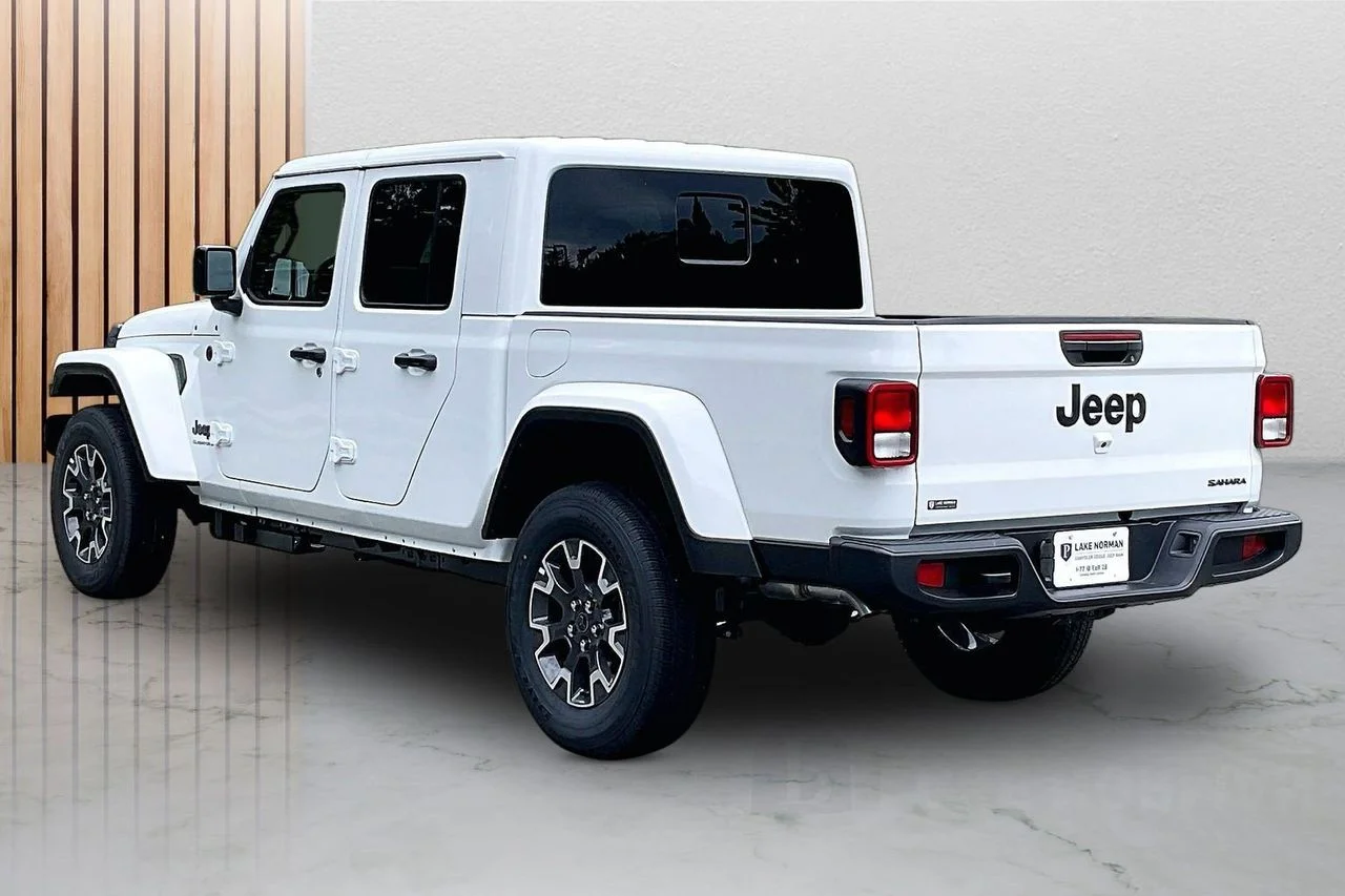 New 2026 Bright White Clear-Coat Exterior Paint Jeep Sahara image 6