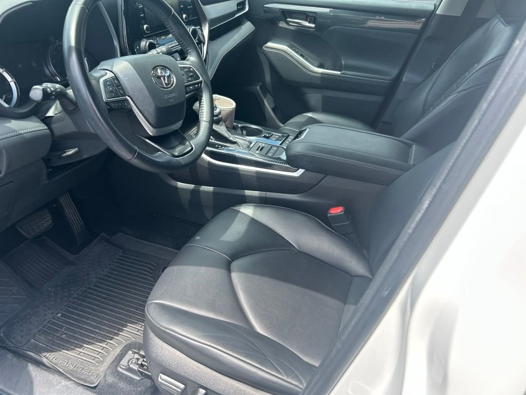 Used 2022 Beige Toyota XLE image 7