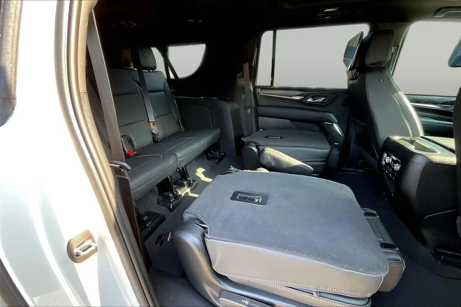 Used 2024 White Frost Tricoat GMC Denali image 21