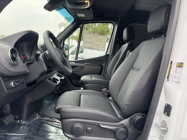 New 2026 Arctic+White Mercedes-Benz  image 2