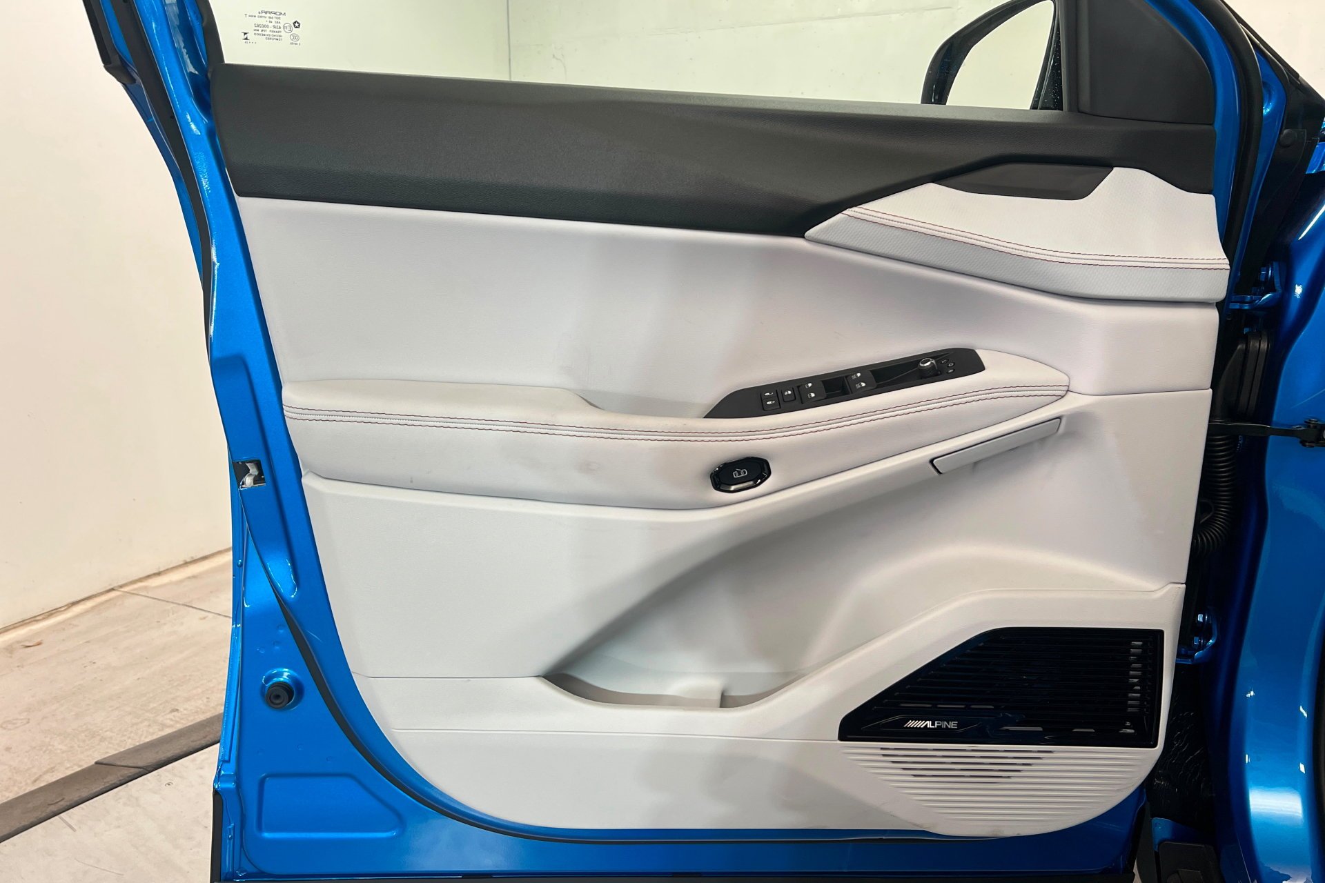 New 2026 Hydro Blue Pearl-Coat Exterior Paint Jeep Limited image 14