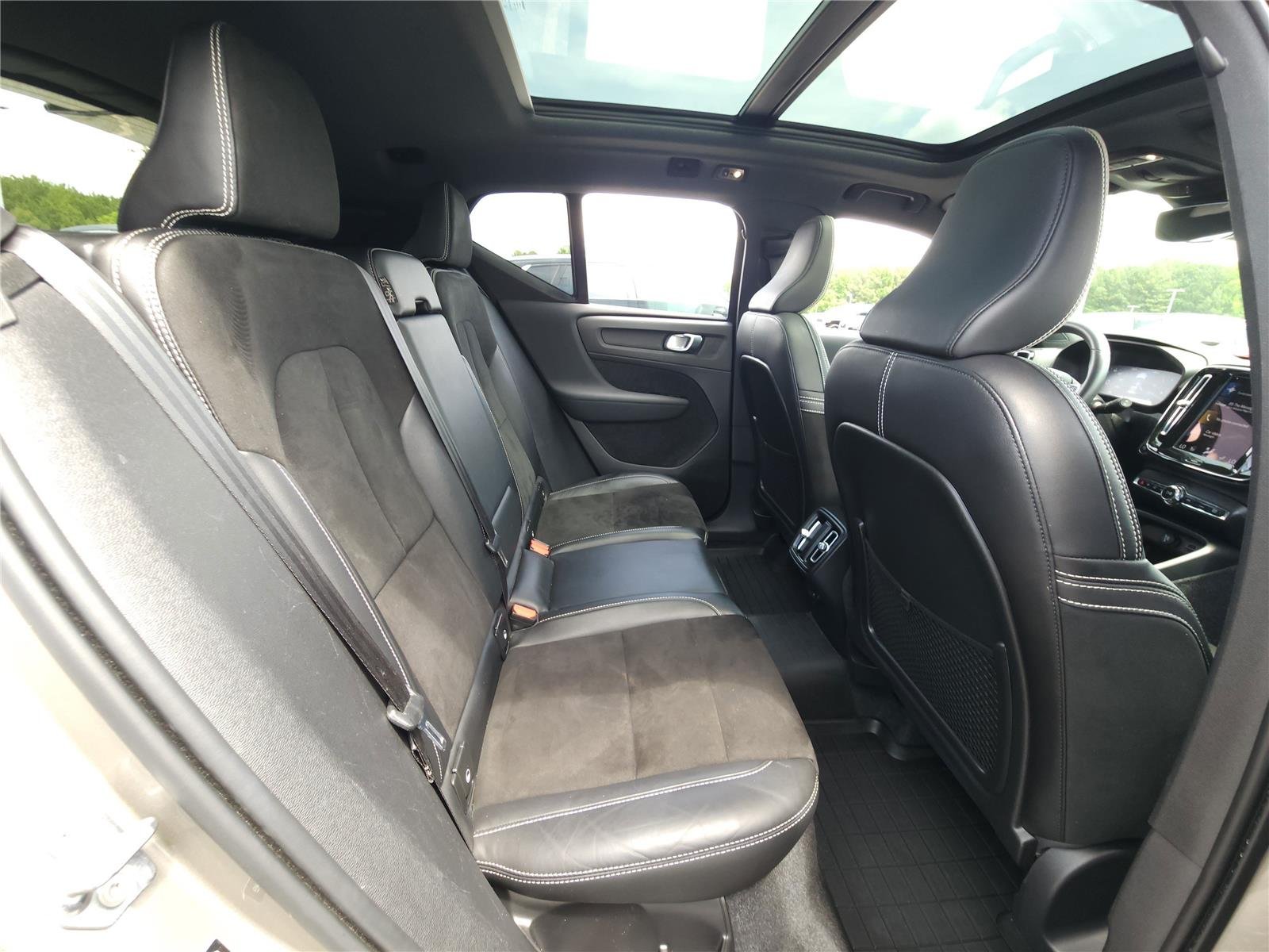 Used 2022 Pebble Grey Metallic Volvo R-Design image 8