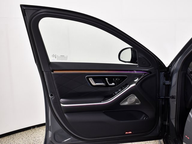 New 2026 MANUFAKTUR Silicon Grey Mercedes-Benz S 63 E AMG® image 77