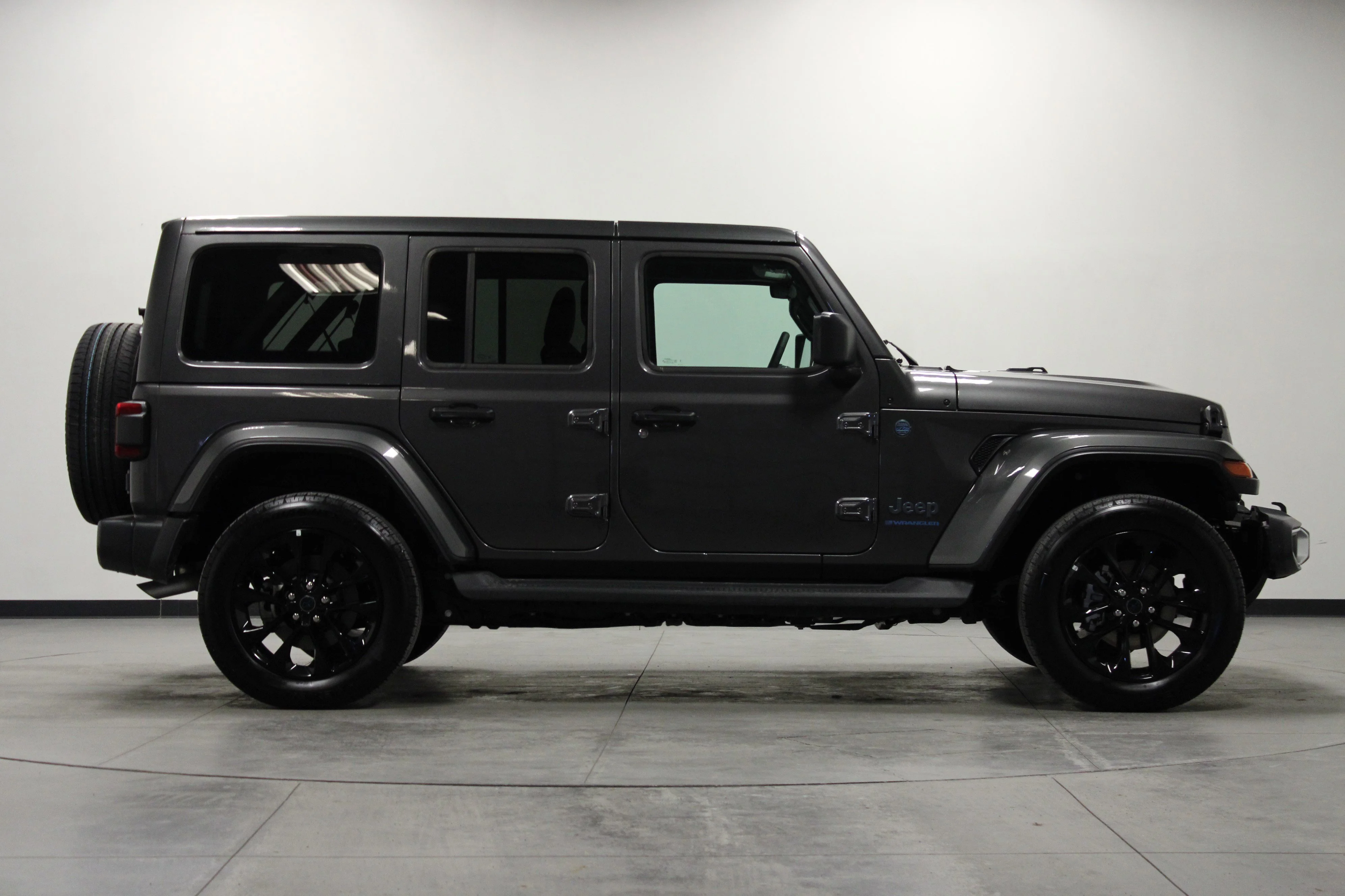 Used 2025 Granite Crystal Metallic Clearcoat Jeep Sahara image 3