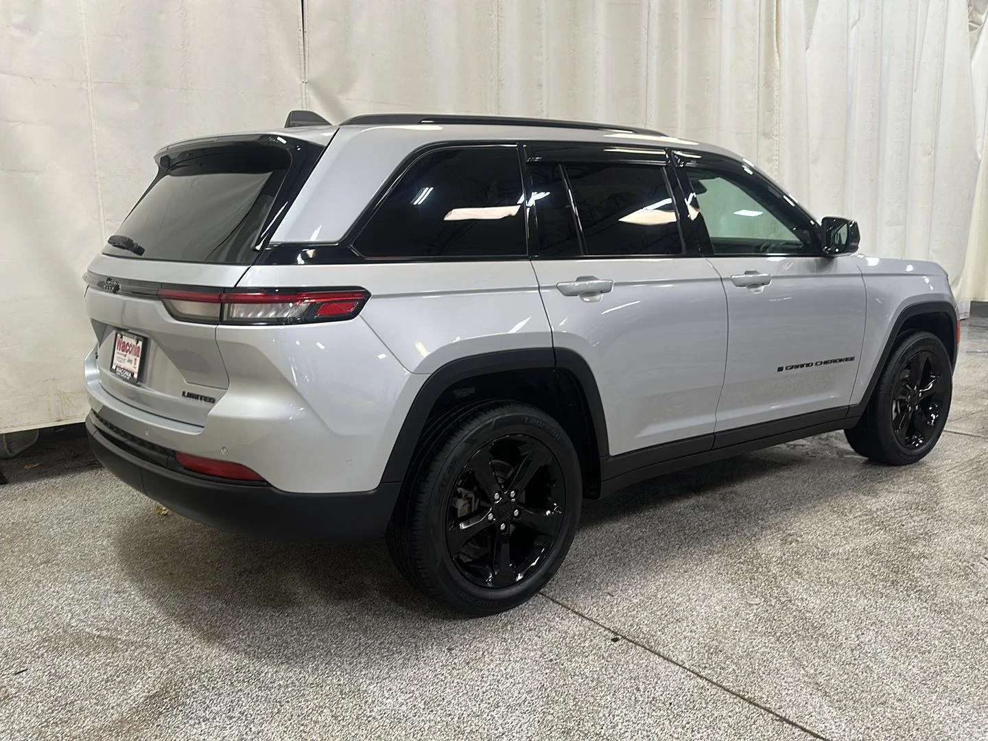 Used 2024 Silver Zynith Jeep Limited image 5