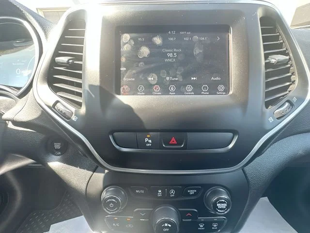 Used 2020 Silver Jeep Latitude Plus image 18