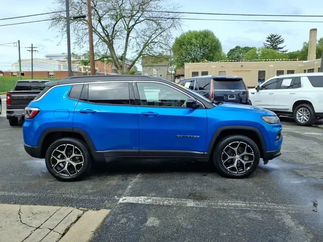 Used 2024  Jeep Limited image 3