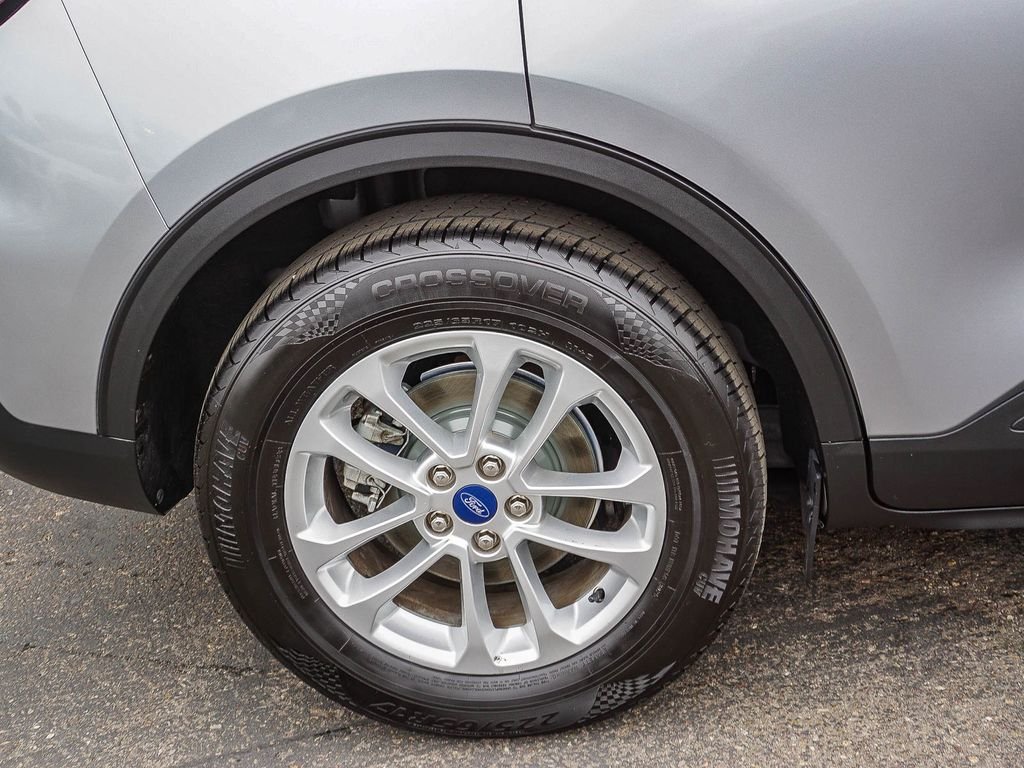 Used 2022 Silver Ford SE image 9