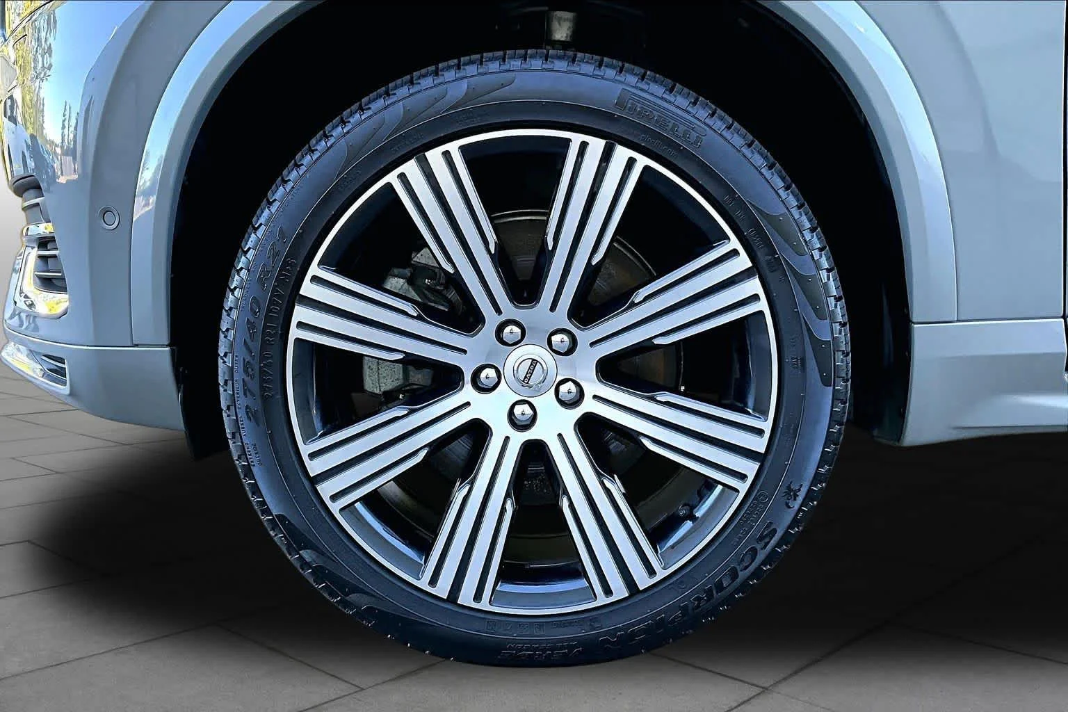 Certified Used 2025 Vapour Grey Volvo Plus image 11