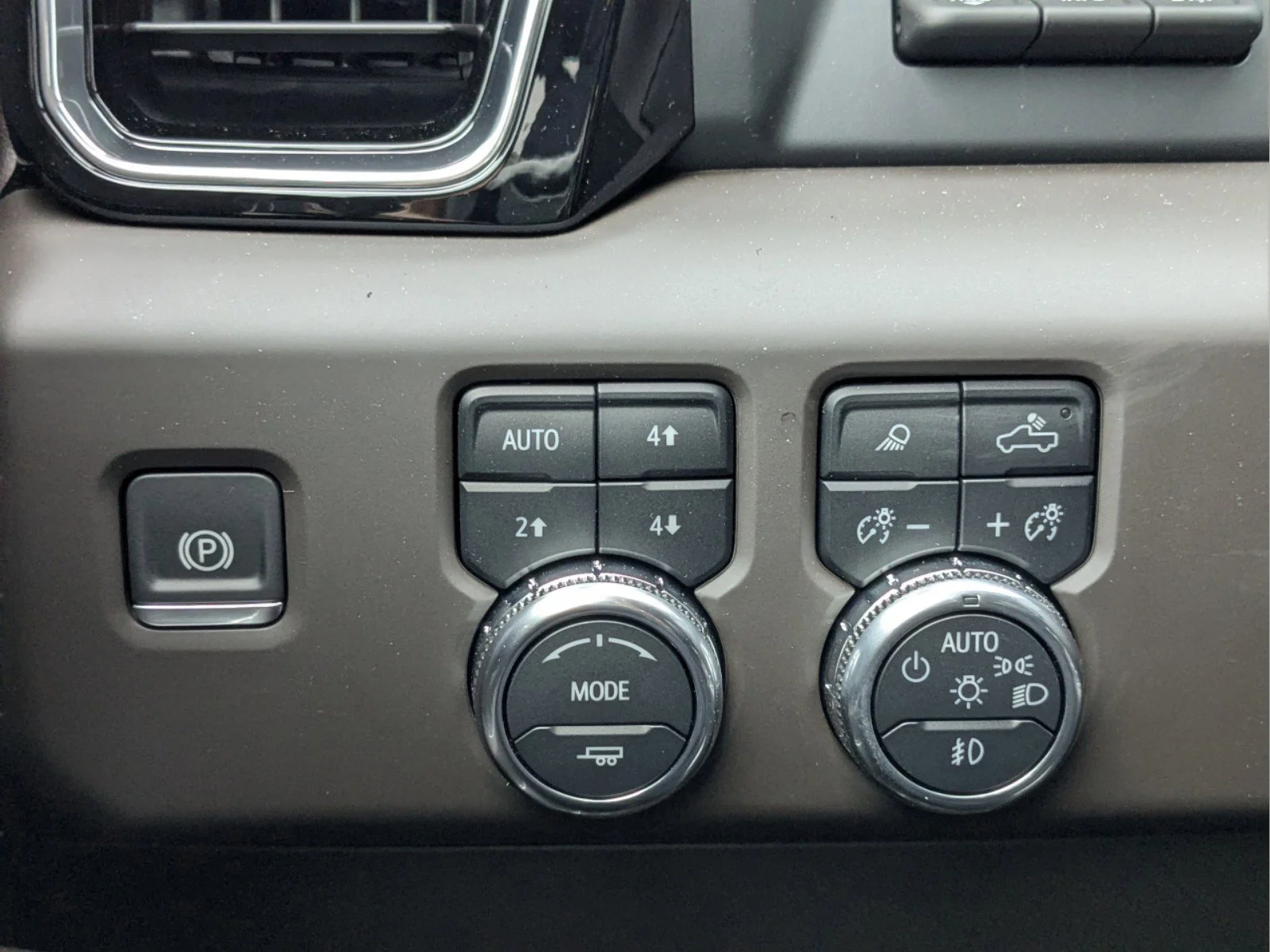 Used 2024 White Frost Tricoat GMC Denali image 21