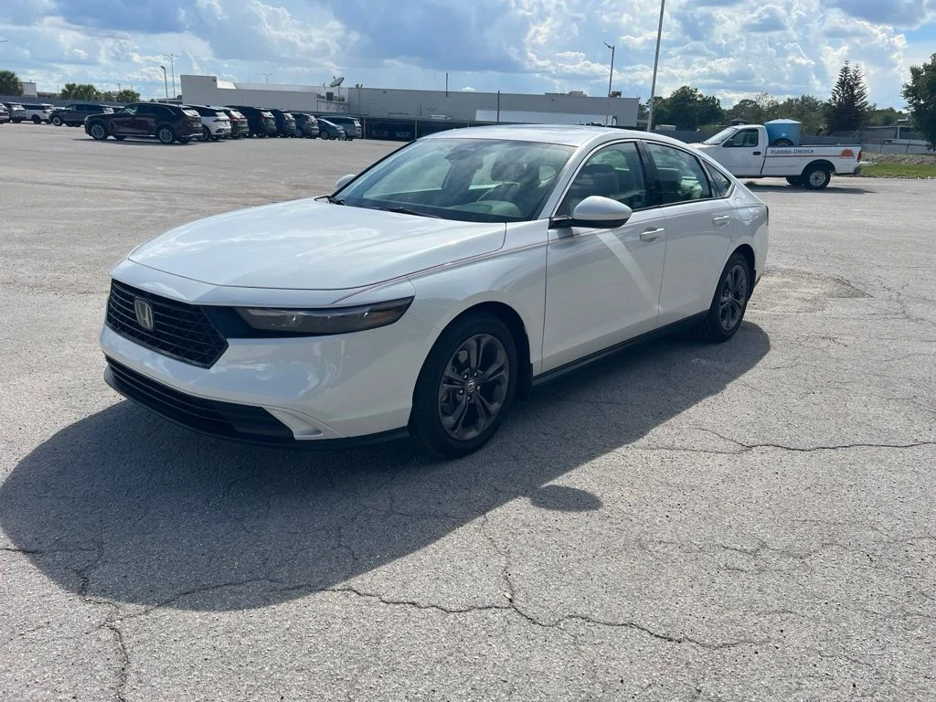 Used 2023 White Honda EX image 7