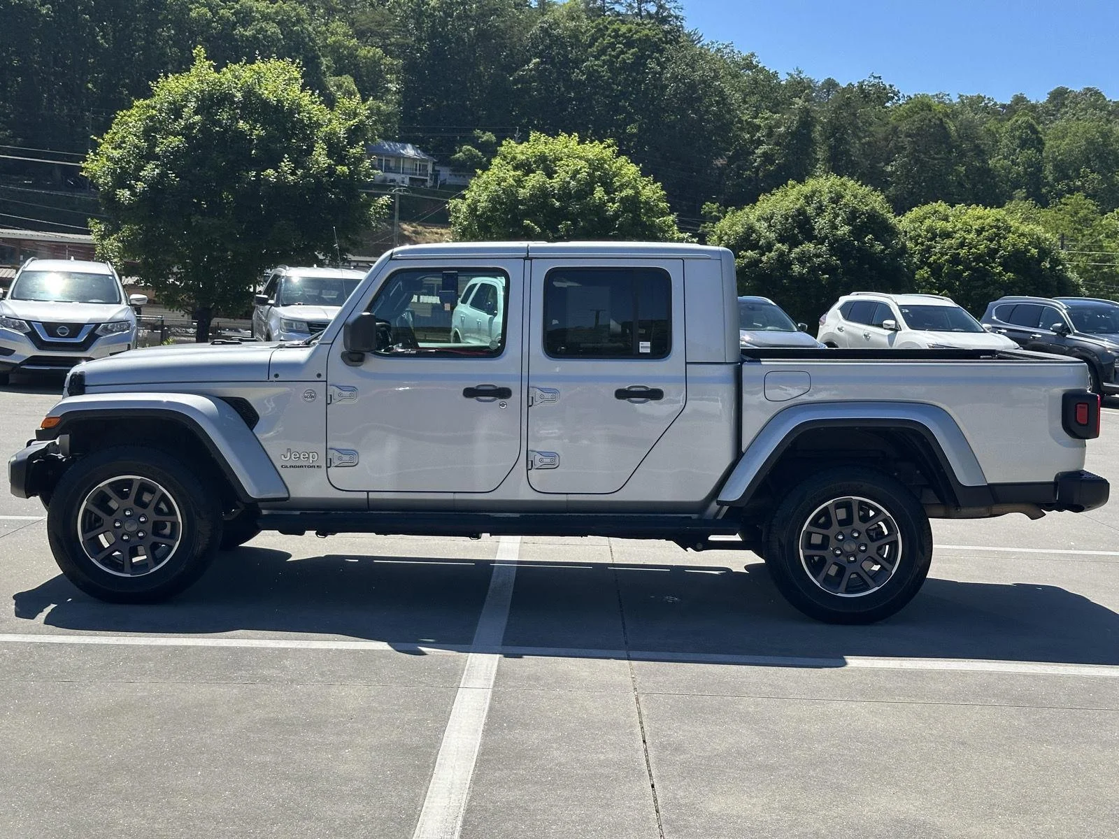 Used 2023 Silver Zynith Clearcoat Jeep Overland image 4