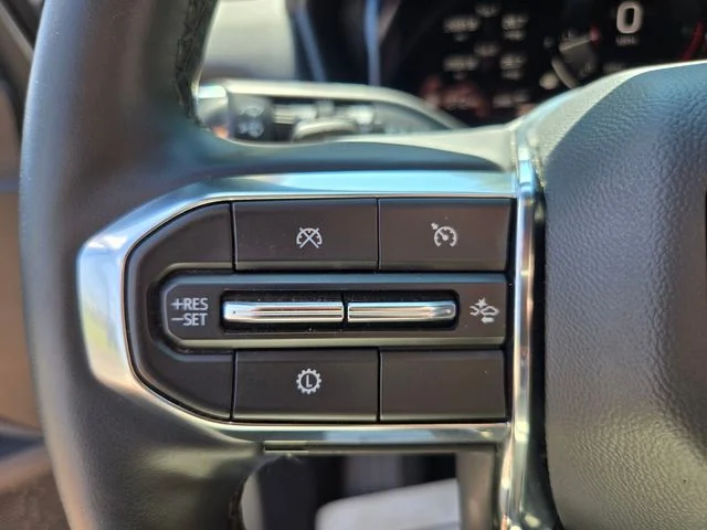 Used 2025 White GMC Elevation image 32